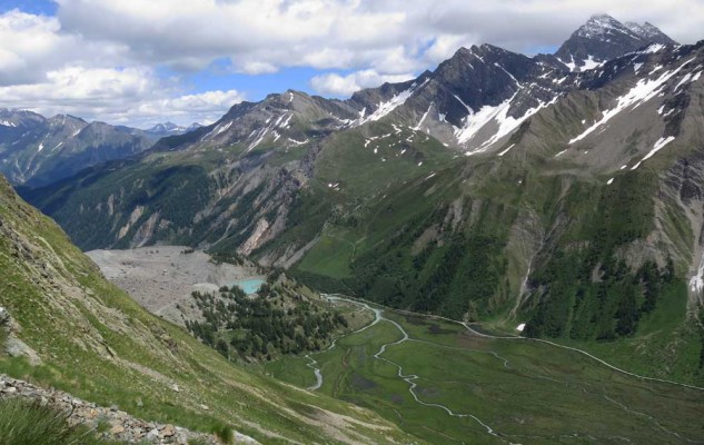 Le Lac Combal de très haut, durant la montée au Bivouac du Petit Mont Blanc.