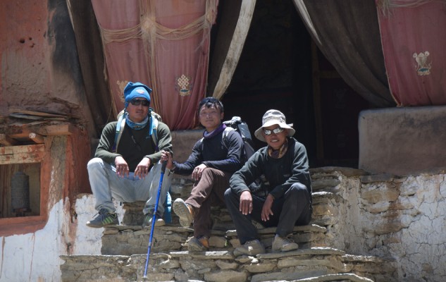 Bishal, Dhane et Jangbu. Une équipe multi éthnique, Rai, Magyar et Sherpa.