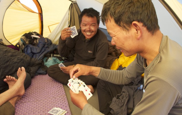L'équipe Népalaise, qui commence à savoir comment s'organiser en altitude...