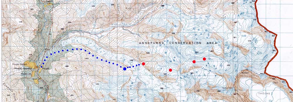 Une carte pour bien positionner l'emplacement du camp de base. Le point rouge correspond au camp de base de Kari Kobler. Le point rouge de l'autre côté du glacier au nouveau French Base Camp.
