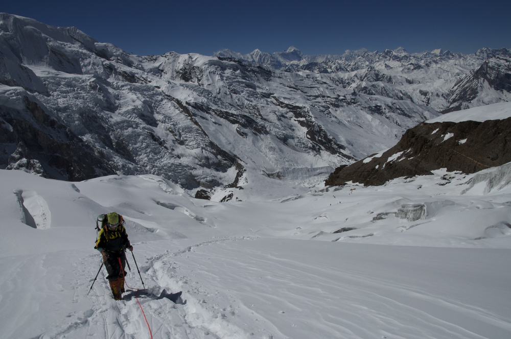 A la sortie du glacier, les pentes sont beaucoup plus confortables. La corde est d rigueur, malgré le peu de risque.
