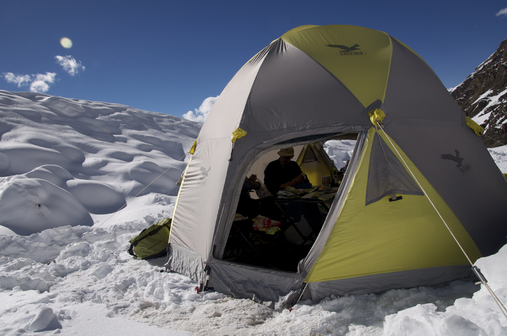 La tente mess SALEWA, un élément de confort important. Surtout avec toute cette neige.