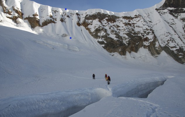 Sur le glacier, le passage d'un pont de neige pour faire comprendre la nécessité de la corde longue. En face notre petit col...