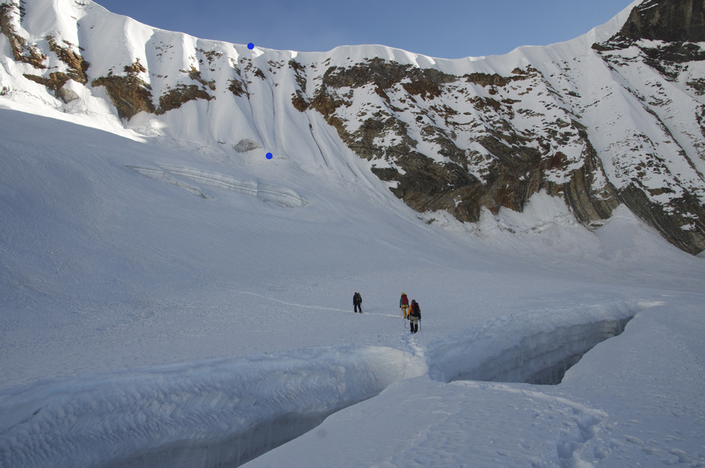 Sur le glacier, le passage d'un pont de neige pour faire comprendre la nécessité de la corde longue. En face notre petit col...