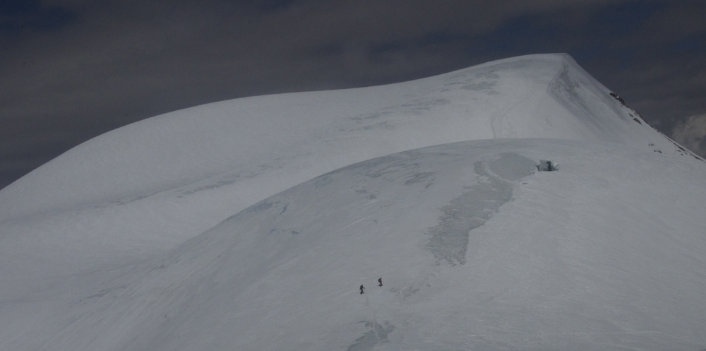 La cordée de Cornélie dans "the great  traverse of Lena Peak without oxygen". Ils descendront vers le camp d'altitude en descendant le col avant le Futi Himal.