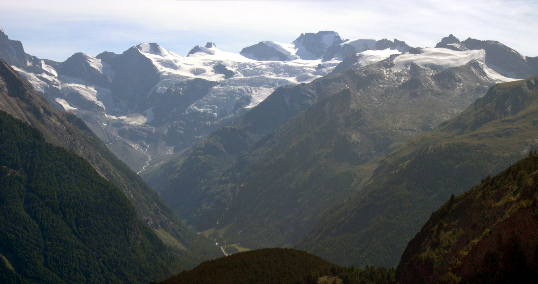 Une vue plus large de cette grande vallée du Val d'Aoste.